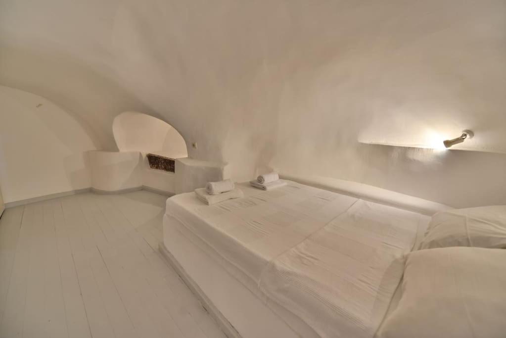 Astrea Suites "Ostria Cave Villa-Outdoor Jacuzzi" Oia  Luaran gambar